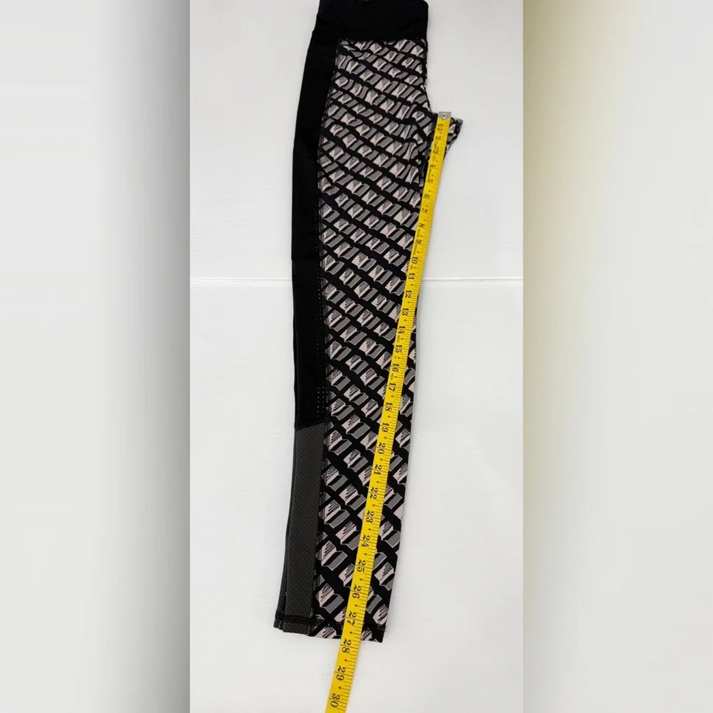 Sweaty Betty Zero Gravity Leggings - Black and Gray Geometric - M